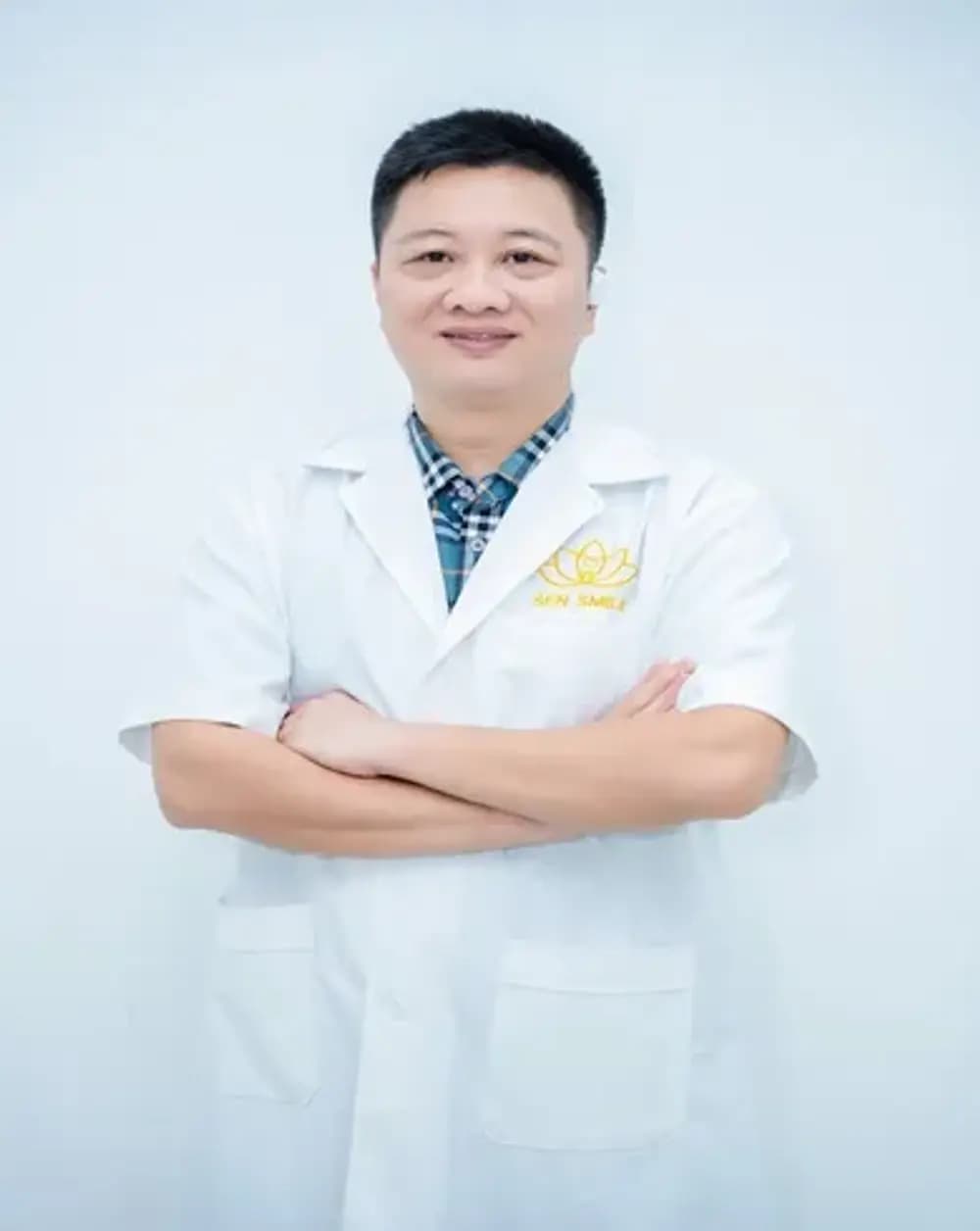 Bác sĩ Hoàng Văn Tùng có chuyên môn cao tại Nha Khoa Sen Smile