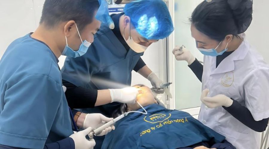 Bác sĩ thực hiện điều trị cho bệnh nhân đúng quy trình chuẩn y khoa