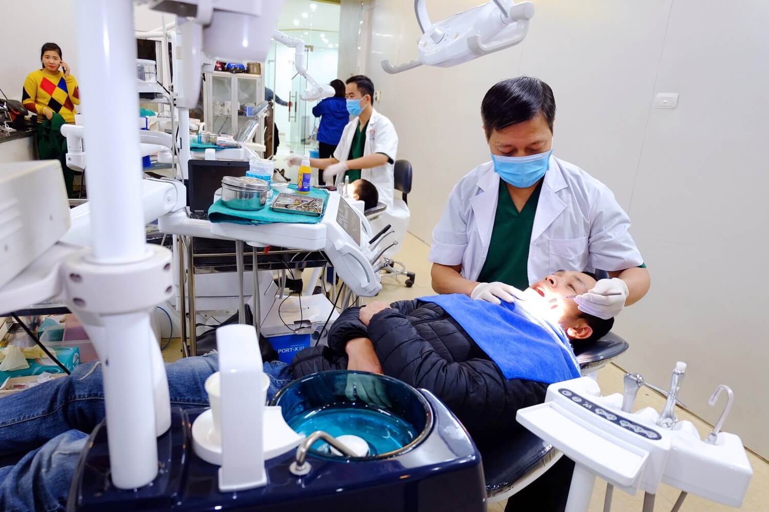 Hệ thống thiết bị điều trị tiên tiến, ứng dụng công nghệ 4.0 trong nha khoa