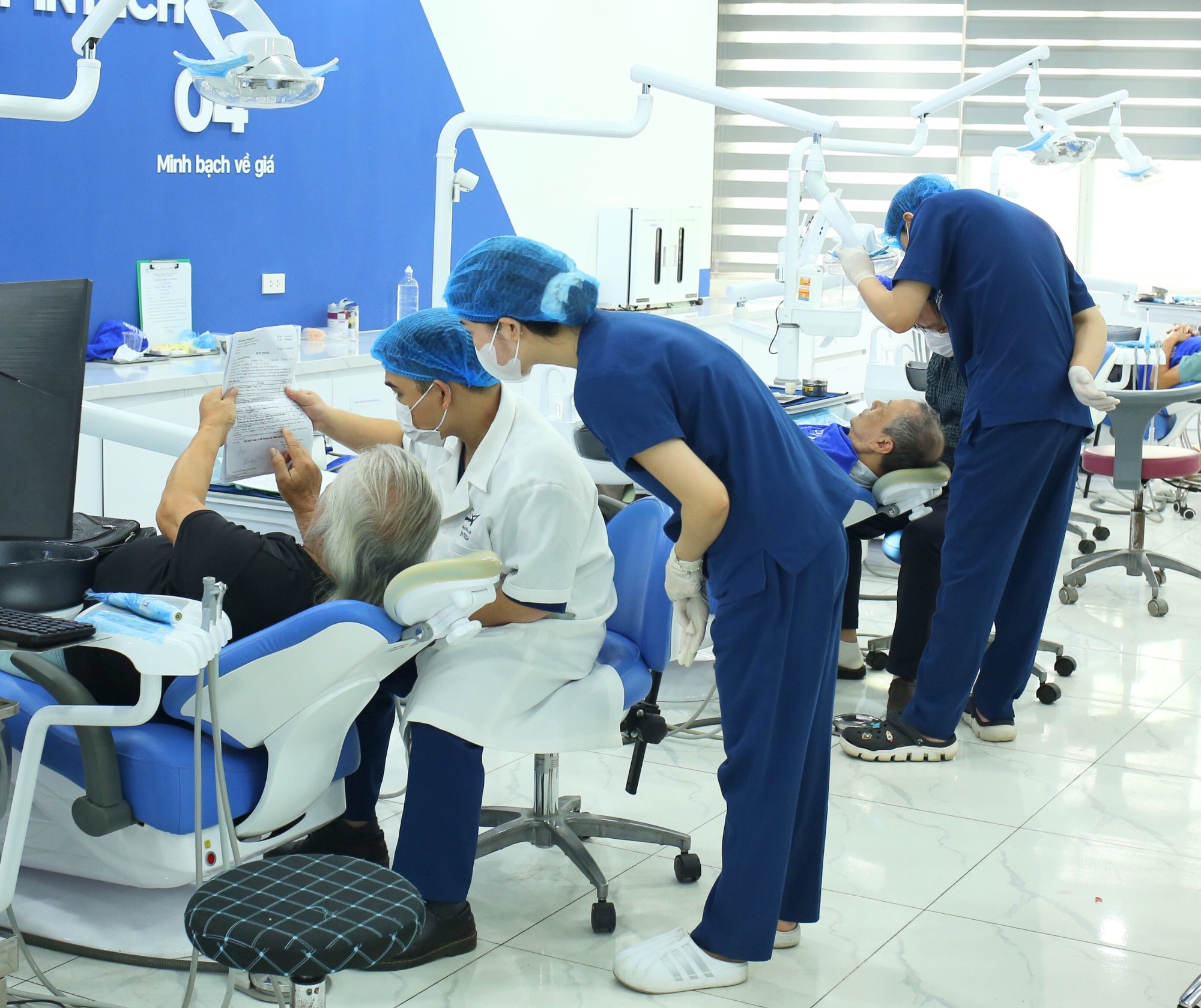 Nha khoa ở Quận 10 ngày càng được nhiều người dân lựa chọn nhờ đội ngũ bác sĩ giàu kinh nghiệm và thiết bị kỹ thuật số tiên tiến