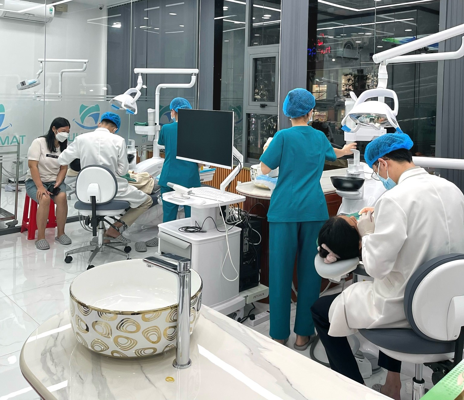 Nha khoa cung cấp đầy đủ các dịch vụ từ tổng quát đến chuyên sâu