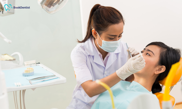  Cần đi kiểm tra ngày 7–10 giúp phát hiện sớm ổ khô, nhiễm trùng, cạnh xương sắc gây cọ xát nướu