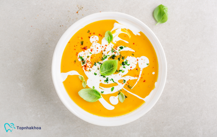 Bạn nên ăn cháo loãng, súp nguội, sữa chua, sinh tố hoặc các món mềm dễ nuốt