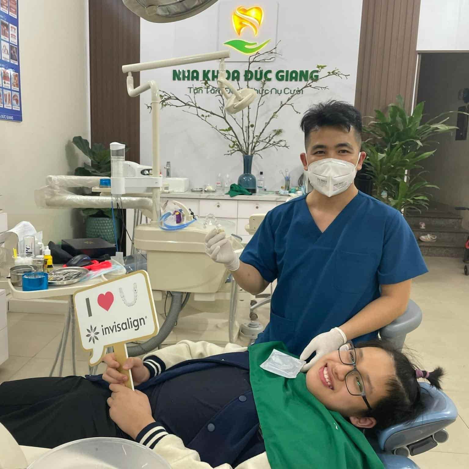 Đội ngũ bác sĩ tại Đức Giang đều có kinh nghiệm lâm sàng vững vàng, từng tu nghiệp chuyên sâu về phục hình và điều trị nha khoa