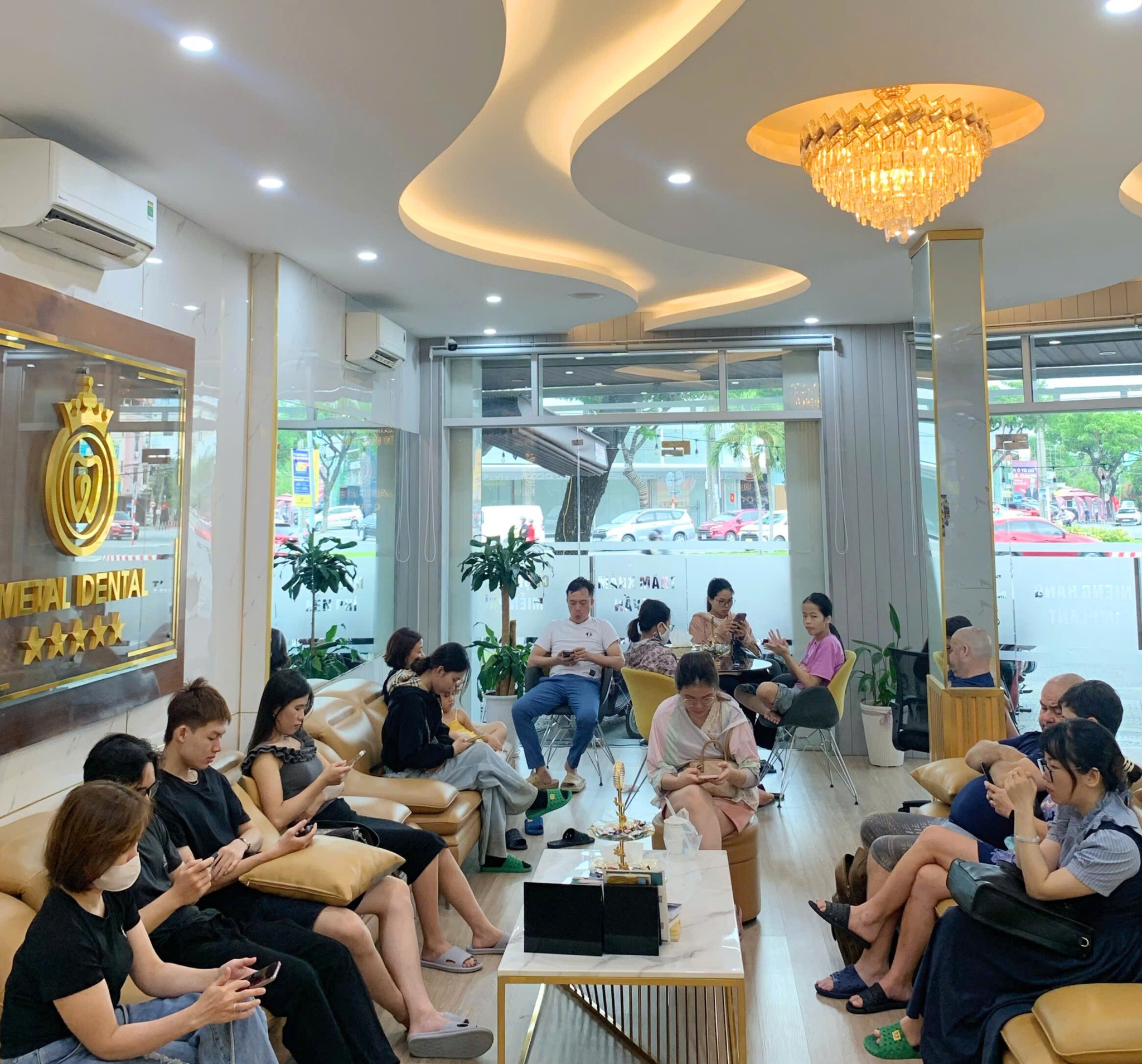 Phòng khám gây ấn tượng bằng không gian hiện đại, sáng sủa và chuyên nghiệp