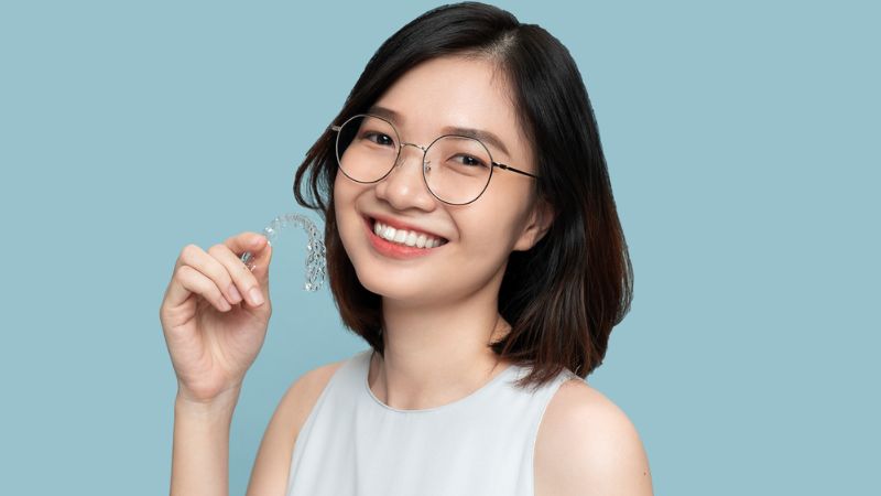 Niềng răng trong suốt là giải pháp hiệu quả trong việc cải thiện lẹm cằm