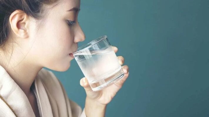 Niềng răng có nên uống nước lạnh? Cách uống nước lạnh an toàn