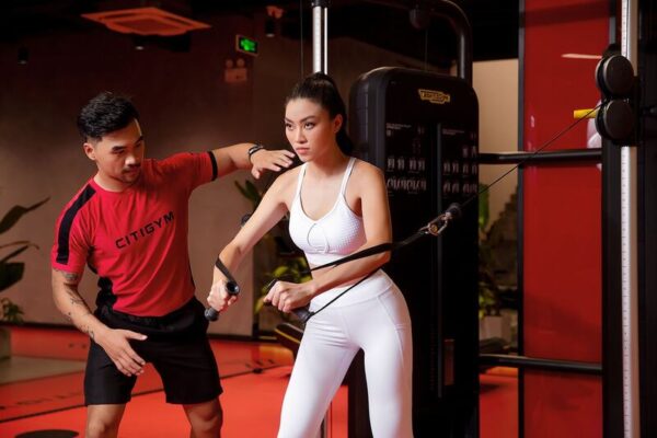 Niềng răng có tập gym được không? Bạn hoàn toàn có thể tập gym khi đang niềng răng.