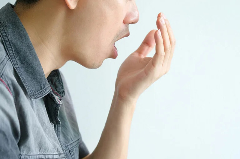 Bọc răng sứ bị hôi miệng kéo dài gây ảnh hưởng tiêu cực đến cuộc sống.