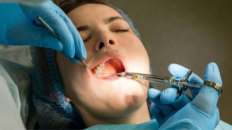 Bác sĩ sẽ gây tê trong quá trình trồng răng nên khách hàng sẽ không có cảm giác đau