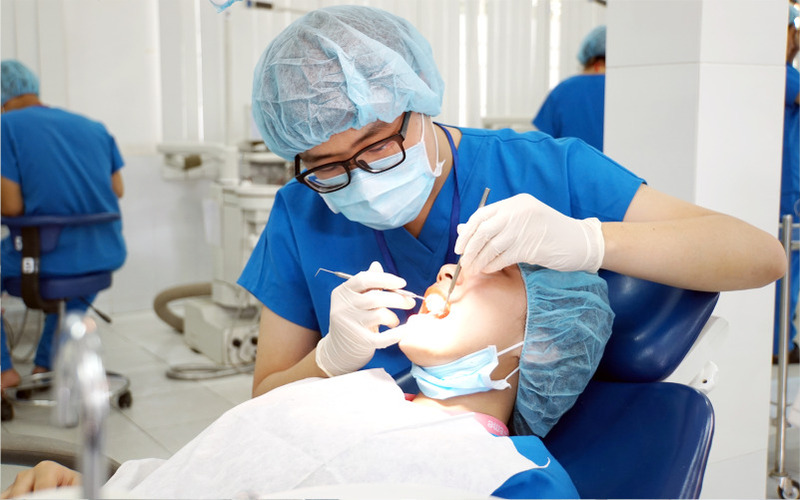 Bác sĩ nha khoa tay nghề cao sẽ giúp quá trình trồng răng hàm diễn ra nhẹ nhàng hơn