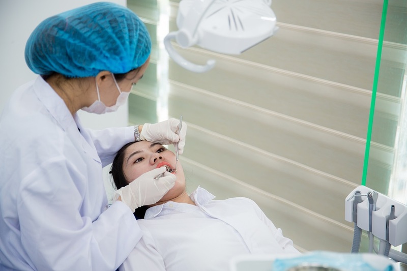 Cần thăm khám và tư vấn của bác sĩ trước khi niềng răng hàm hô