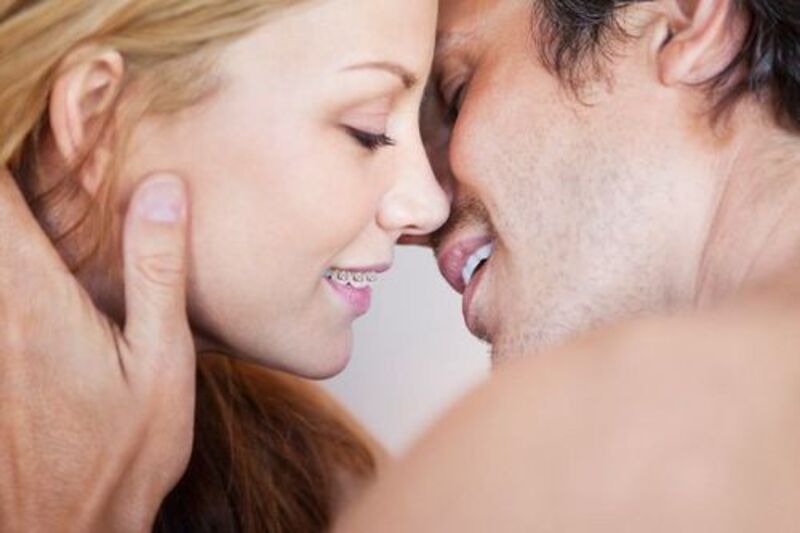 Hôn khi niềng răng có thể khó chịu trong 3–7 ngày đầu