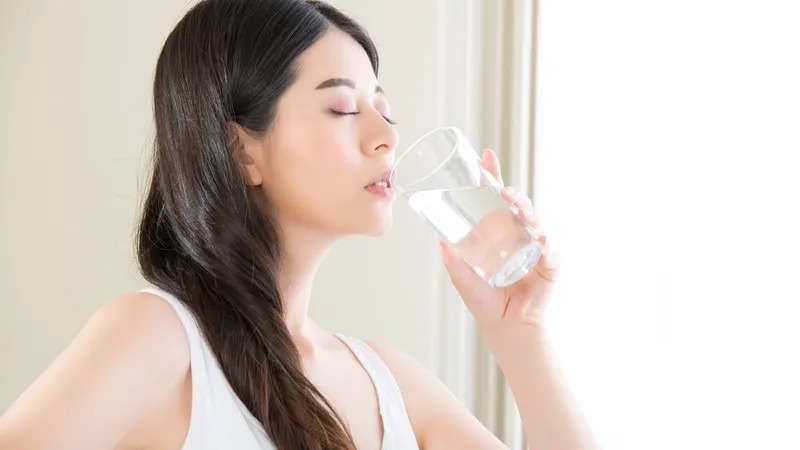 Uống nhiều nước ấm giúp dây thun di chuyển dễ hơn