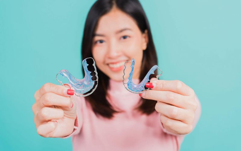 Sau khi niềng răng đeo hàm duy trì bao lâu? Bác sĩ giải đáp Hàm duy trì giúp giữ răng ổn định sau khi tháo mắc cài