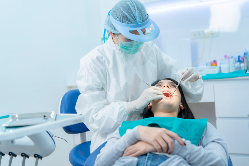 Implant là cấy ghép trụ titanium vào xương hàm để thay thế chân răng đã mất