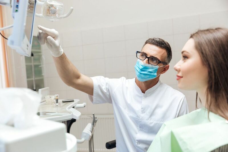 Bác sĩ kiểm tra tổng thể trước khi niềng răng cho người đã trồng răng