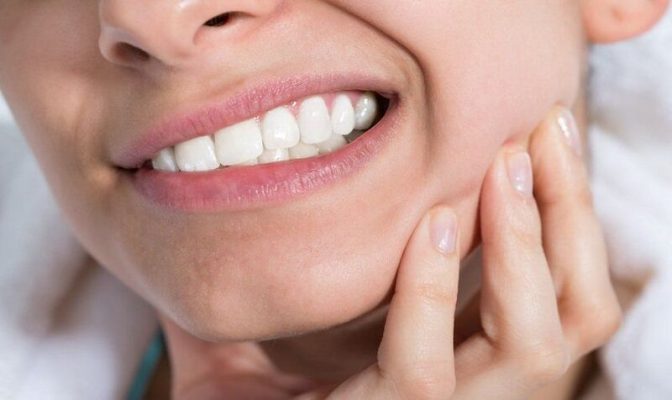 Răng sứ bị cộm nhẹ trong vài ngày đầu có thể là phản ứng thích nghi