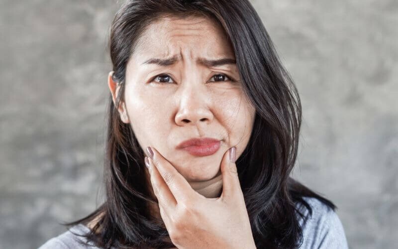Nhai lệch một bên sau làm răng sứ có thể do phục hình chưa chuẩn